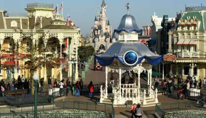 Une famille rom qui détroussait les touristes à Disneyland en procès