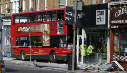 Un bus à impériale s'encastre dans un magasin à Londres: dix blessés