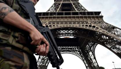 Intrusion armée à la tour Eiffel : la garde à vue du suspect prolongée