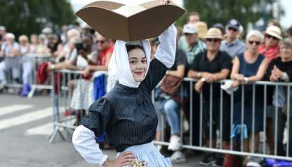 Grande parade: les nations celtes défilent à Lorient dans leurs plus beaux costumes