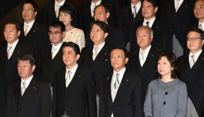 Japon: suffit-il d'un remaniement pour qu'Abe se maintienne en poste ?