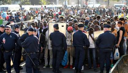 Migrants: opération d'évacuation de campements installés porte de la Chapelle à Paris