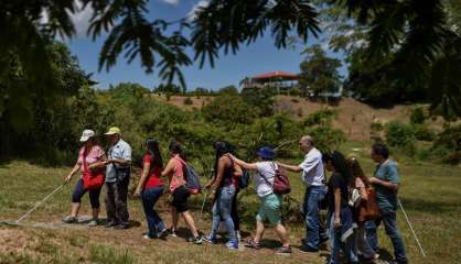 A parapente ou en dansant, des aveugles font du tourisme en Colombie