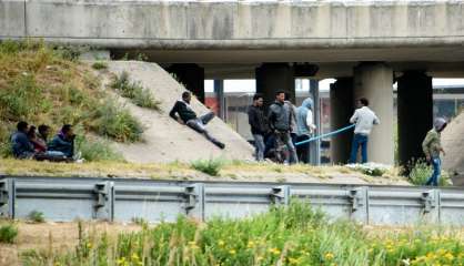 Migrants: Collomb annonce la création de deux centres dans les Hauts-de-France