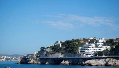 Voici publie des photos du couple Macron en vacances à Marseille