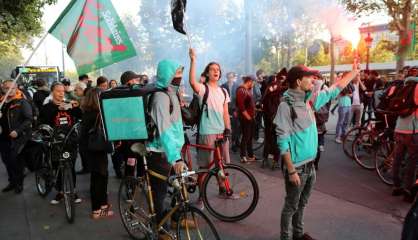 Des livreurs de Deliveroo manifestent pour une hausse du prix de la course 