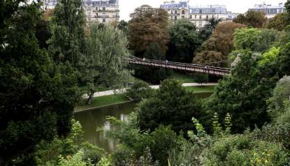 Le parc des Buttes-Chaumont, poumon vert de Paris, fête ses 150 ans 