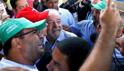 Au Brésil, Lula cherche du réconfort dans les bains de foule