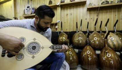 Fabriquer le luth oriental, un art en déclin en Syrie