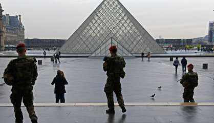 Attaque contre un militaire à Paris: l'agresseur présenté à un juge antiterroriste 