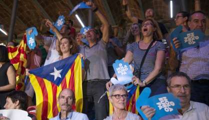 Référendum en Catalogne: la police saisit 10 millions de bulletins de vote