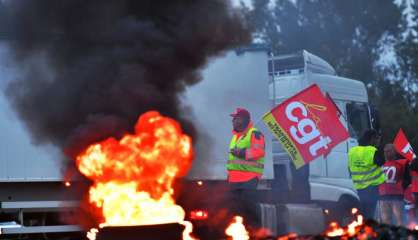 Les routiers bloquent routes et dépôts pétroliers contre la réforme du travail