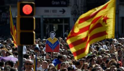 Catalogne: Madrid s'attaque aux bureaux de vote du référendum interdit