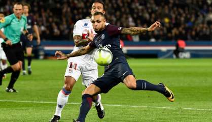 Quatre hommes arrêtés pour avoir fait chanter le joueur du PSG Layvin Kurzawa 