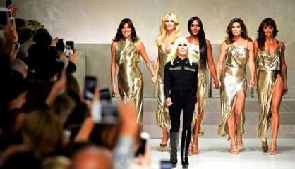 Mode à Milan: Versace s'assure la vedette avec un défilé hautement glamour