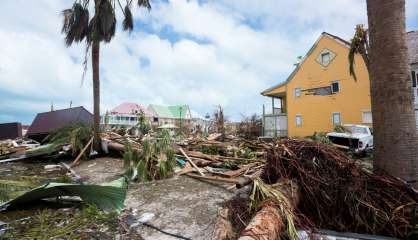 Entre les ouragans Irma et José, femmes et enfants fuient l'île de Saint-Martin