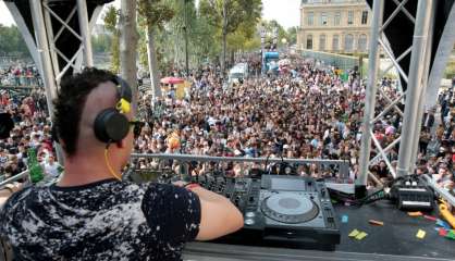 A la 19e Techno Parade, une foule de jeunes célèbre 