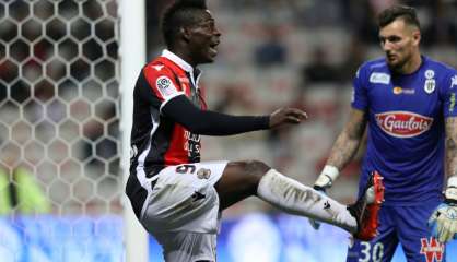 Ligue 1: mené 2-0 Balotelli et Nice arrache le nul contre Angers (2-2)