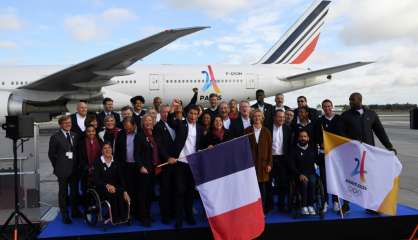 JO-2024: tapis rouge pour la délégation française, de retour à Paris