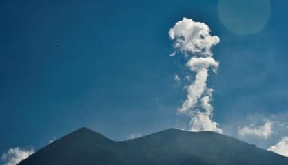 Volcan à Bali: la fumée s'épaissit, le nombre d'évacués augmente