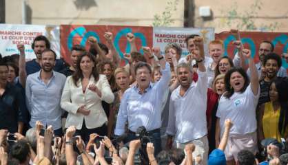 Mélenchon mobilise dans la rue contre le 