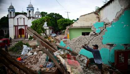 Séisme/Mexique: le pays enterre ses morts, l'aide s'organise