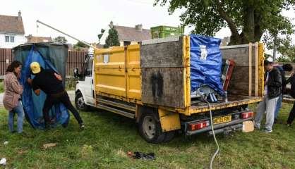 Dans l'attente de douches pour les migrants, système D à Calais face à 