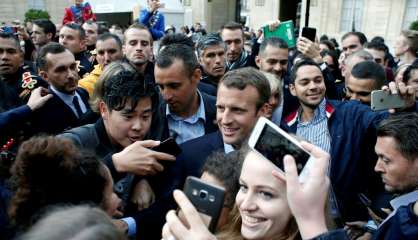 Bain de foule pour Macron à l'Elysée