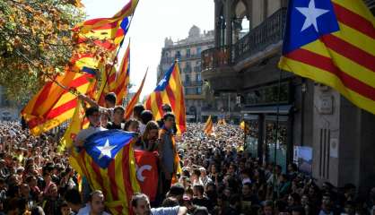 Référendum interdit: des milliers de Catalans dans la rue après des arrestations