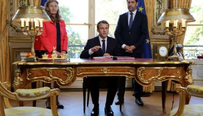 La loi de moralisation signée à la télé en direct par Macron