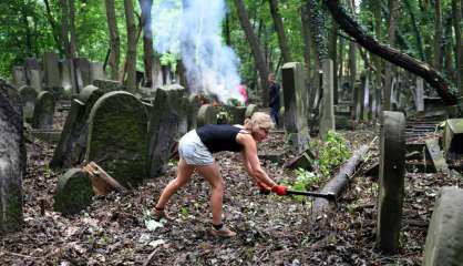 Des jeunes Européens au secours du grand cimetière juif de Varsovie