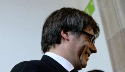 Catalogne: Puigdemont suspend 