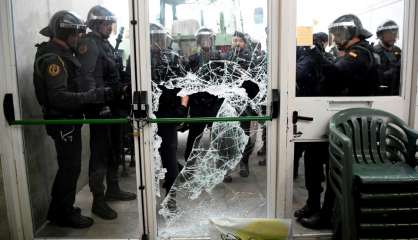 Catalogne: la police entre de force dans le bureau de vote du président régional