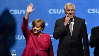 Allemagne: Merkel attaquée sur sa droite après les élections