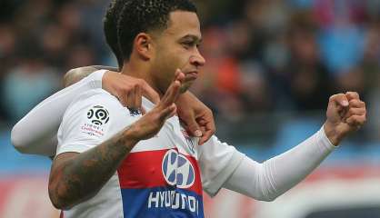 Ligue 1: un triplé de Depay rapproche Lyon du podium