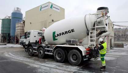 Découverte à Paris de bouteilles d'essence sous un camion Lafarge