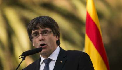 Indépendance de la Catalogne: l'Espagne attend la réponse de Puigdemont