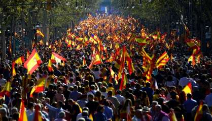 Catalogne: des milliers de manifestants anti-sécession à Barcelone