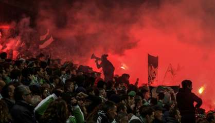 Ligue 1: Saint-Etienne-Lyon interrompu après un envahissement de terrain à la 85e minute