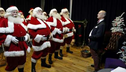 A Londres, une école enseigne aux pères Noël l'art d'être 