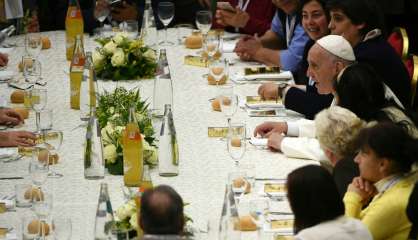 Le pape à table parmi les exclus pour la 1ère 