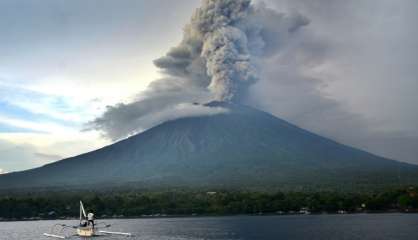 Le volcan à Bali toujours menaçant, l'aéroport reste fermé