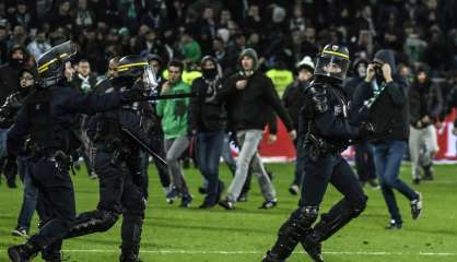 Ligue 1: Saint-Etienne-Lyon reprend après une demi-heure d'interruption pour envahissement de terrain