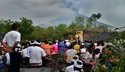 Bali: des milliers d'habitants fuient la menace du volcan Agung