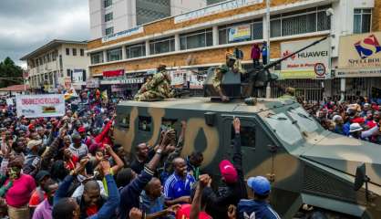 A Harare, soldats et manifestants main dans la main pour faire tomber Mugabe