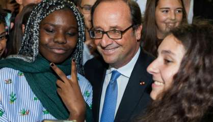 Un an après son renoncement, Hollande veut maintenir le lien avec les Français