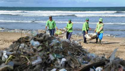 A Bali, un océan de déchets envahit les plages