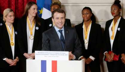 Mondial de handball: Emmanuel Macron salue des femmes 