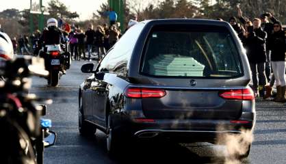 Le cortège funéraire de Johnny Hallyday a quitté le Mont Valérien pour Paris