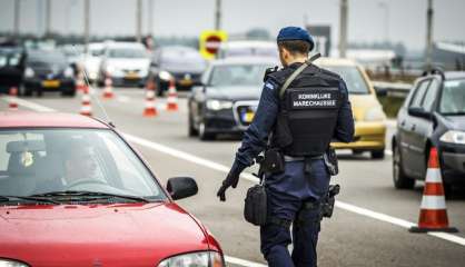 Pays-Bas: la police militaire tire sur un homme armé d'un couteau à l'aéroport d'Amsterdam-Schiphol